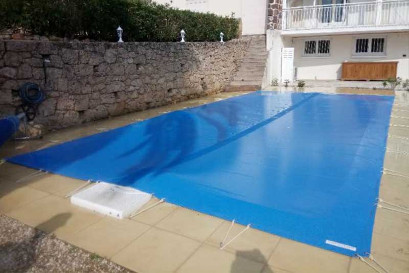 pose de bâche piscine par un professionnel de piscine aux issambres, ste maxime et st aygulf